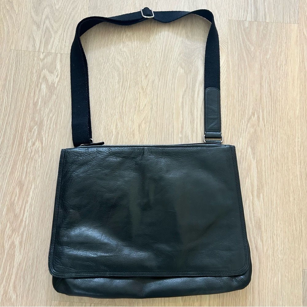 Osgoode Marley Black Flat leather Euro Messenger bag laptop